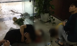 Hà Nội: Thủng trần tòa nhà chung cư, đôi nam nữ rơi xuống đất nguy kịch