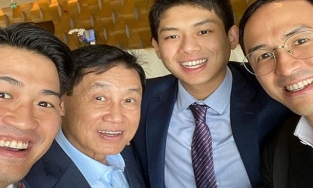 4 nam nhân gia đình tỷ phú Jonathan Hạnh Nguyễn đứng chung khung hình