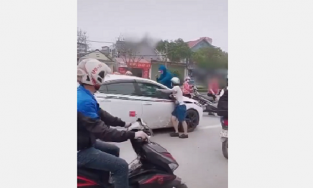 Nghi chồng ngoại tình, vợ liều mình đu trên nóc capo đập cửa kính gào thét