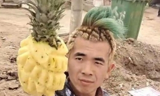 Thanh niên gây sốt MXH với màn hút khách cực độc 'bán dứa cắt đầu quả dứa'