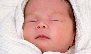 An Nguy chính thức khoe ảnh cận mặt con gái 'sao y bản chính' của mẹ