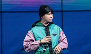 Diễn quá sung, Karik gặp tai nạn khi vấp phải loa té thẳng từ trên cao xuống đất