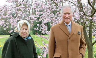 Nữ hoàng Anh xuất hiện rạng rỡ cùng Thái tử Charles kèm theo hành động ẩn ý gửi đến Harry