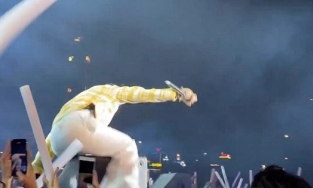 Vẫn cố hát sau khi ngã từ trên cao xuống, Karik nhập viện trong đêm 