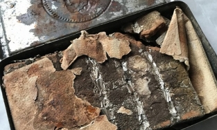 Hy hữu: Hộp chocolate của Nữ hoàng Anh Victoria còn nguyên vẹn sau 121 năm