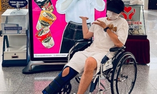 Karik phải ngồi xe lăn sau sự cố ngã nhào từ sân khấu xuống, lên tiếng về việc tham gia Rap Việt Concert