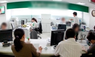 TP.HCM: Dùng chứng minh nhân dân giả, ký thay để rút tiền ngân hàng