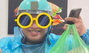 Khách bom hàng gửi lời nhắn dễ thương gửi đến shipper ngày mưa gió