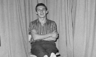 Hết tiền mua vé máy bay, chàng trai đóng gói mình thành bưu kiện để về nhà