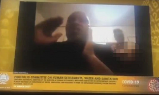 Quan chức Nam Phi náo loạn vì cô vợ khỏa thân bỗng xuất hiện trước camera khi đang họp online