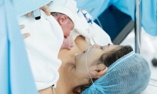 Chúng Huyền Thanh vừa hạ sinh con trai thứ 2, dung mạo em bé giống mẹ đến bất ngờ