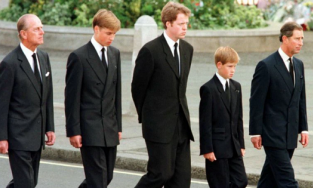 Chỉ một bức ảnh cũng thấy được tình cảm đặc biệt của Hoàng thân Philip dành cho hai cháu William và Harry