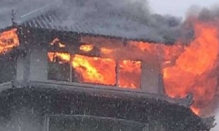 TP.HCM: Mưa lớn, khách sạn vẫn bốc cháy dữ dội khiến nhiều người hoảng sợ