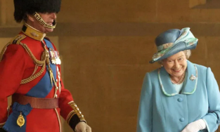 Câu chuyện phía sau bức ảnh Nữ hoàng Anh cười với Hoàng thân Philip