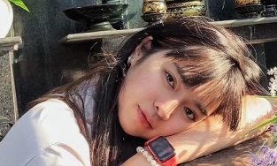 Khánh Vân (Mắt Biếc) lại gây tranh cãi khi chụp ảnh trên mộ của người thân quá cố