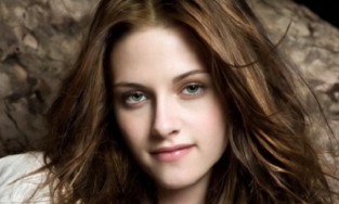 Nghi vấn Kristen Stewart lại ngoại tình, chia tay bạn gái sau 1 năm hẹn hò