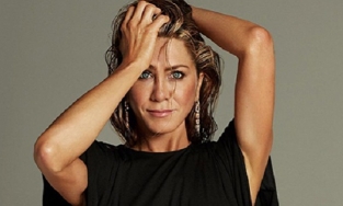 Nữ minh tinh Jennifer Aniston bác bỏ tin đồn nhận con nuôi