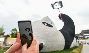 Tượng gấu trúc 130 tấn 'nằm ngửa selfie' gây sốt ở Trung Quốc