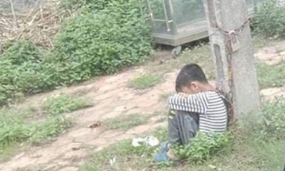Lạng Sơn: Lười học, bé trai 10 tuổi bị cha ruột xích cổ khóa ở cột điện ven đường