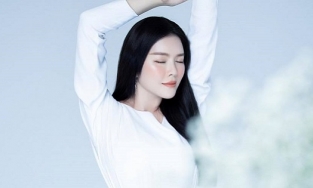 Lý Nhã Kỳ 'chiếm sóng' với bộ ảnh khoe nhan sắc U40 trẻ đẹp không thua gái 20