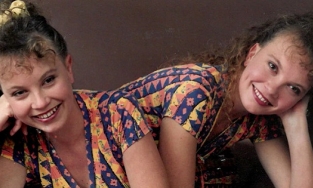 Hy hữu: Cặp song sinh giống nhau đến từng suy nghĩ