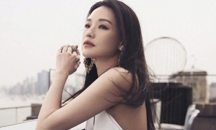 Thư Kỳ khoe lưng trần mượt mà tuổi 45