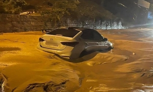 Bình Thuận: Mưa lớn làm cát chảy tràn xuống đường 'chôn' luôn xe hơi