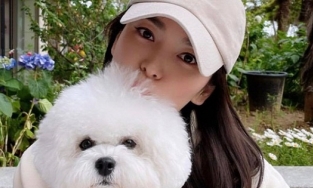 Chụp ảnh với cún cưng, Song Hye Kyo vẫn gây bão vì nhan sắc không tuổi