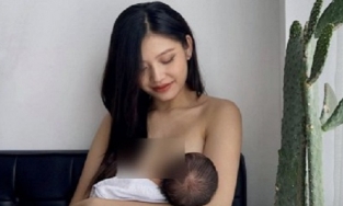 Chúng Huyền Thanh vạch áo cho con bú tại nơi làm việc