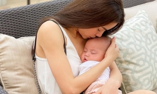 Đăng ảnh đang ôm ấp Lisa, Hồ Ngọc Hà để lộ chi tiết vô cùng ngọt ngào