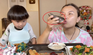 Quỳnh Trần JP bị phụ huynh phản đối vì làm clip ăn bàn chân gấu