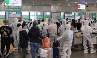 Chiều 27/4, ghi nhận một nhân viên khách sạn và 4 người nhập cảnh nhiễm Covid-19