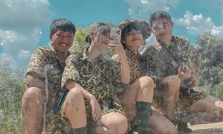 Hậu Hoàng đăng ảnh tình tứ ngồi vào lòng Mũi trưởng Long