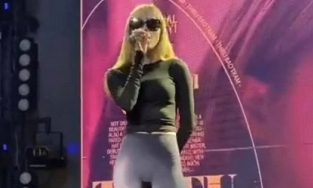 Thiều Bảo Trâm lại bị chỉ trích vì mặc chiếc quần bó sát kém duyên trên sân khấu