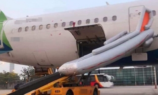 Hà Nội: Loạt chuyến bay bị gián đoạn vì hành khách mở cửa thoát hiểm