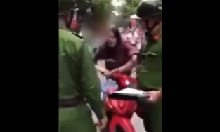 Hà Nội: Người phụ nữ cắn công an vì bị dừng xe khi đi chơi 30/4 không đội mũ bảo hiểm