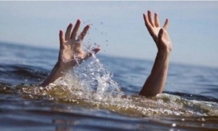 Huế: Nam sinh viên tử vong sau khi cứu 4 nữ sinh bị sóng biển cuốn trôi