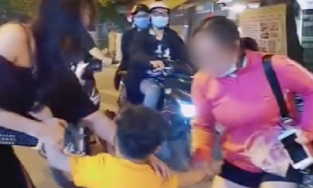 Dân tình xót thương cảnh bà nội chia cắt 2 mẹ con, dù cậu bé khóc gọi 'mẹ ơi'