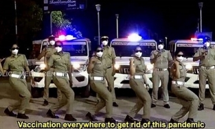 Hết quỳ lạy, cảnh sát Ấn Độ nhảy khiêu khích kêu gọi dân phòng dịch