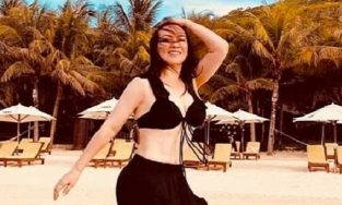 Phi Nhung gây bất ngờ khi khoe dáng nuột nà với áo tắm hai mảnh ở tuổi 49