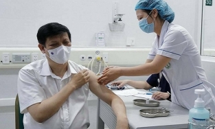 Bộ trưởng Bộ Y tế Nguyễn Thanh Long tiêm vaccine Covid-19