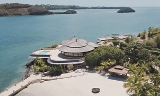 Hậu ly hôn, 'vợ cũ' Bill Gates thuê đảo để né tránh truyền thông