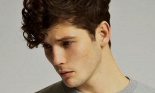 Nhân tướng học: Đàn ông tóc xoăn sướng hay khổ? Có dễ ngoại tình không?