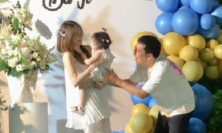 Nhã Phương cuối cùng cũng đã chịu hé lộ 'sương sương' gương mặt con gái cưng