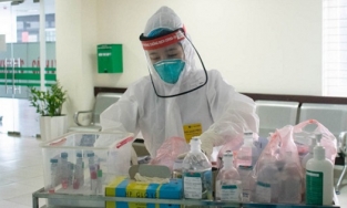 Hà Nội: Bệnh nhân Covid-19 tấn công, bóp cổ nữ điều dưỡng