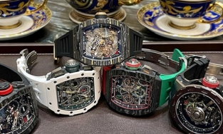 Đức Huy thưởng thức trà chiều 'sương sương' mấy căn biệt thự