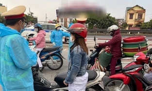 Hải Dương: Người phụ nữ trốn theo xe gom rác vào khu phong tỏa để thu nợ