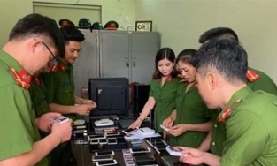 Vụ diễn viên Về Nhà Đi Con lộ clip: Khi nào công an được thu giữ, kiểm tra điện thoại dân?