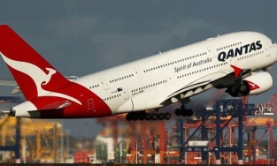 Hãng bay Qantas Airways dự tính tặng vé cho khách đã tiêm vaccine Covid-19