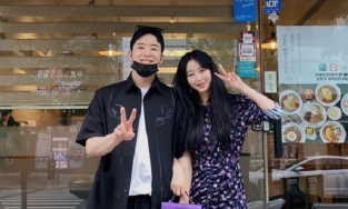 Dispatch tung bằng chứng bạn trai kém 10 tuổi của Han Ye Seul là trai bao